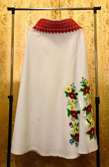 Українське народне вбрання | Вишиванка і вишита спідниця