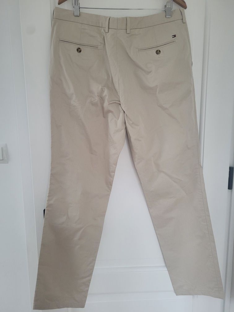 beżowe spodnie chinosy Tommy Hilfiger