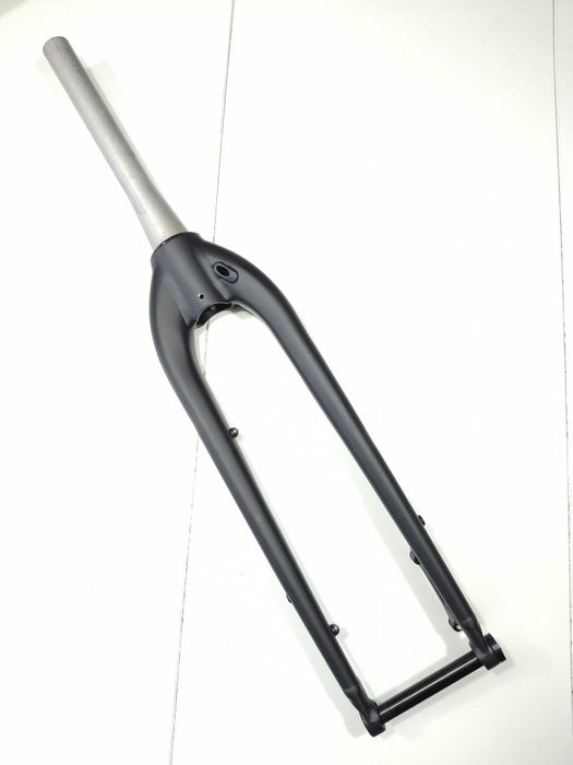 Sztywny widelec Alu. 28/29", taper, oś 15x100, 975g.
