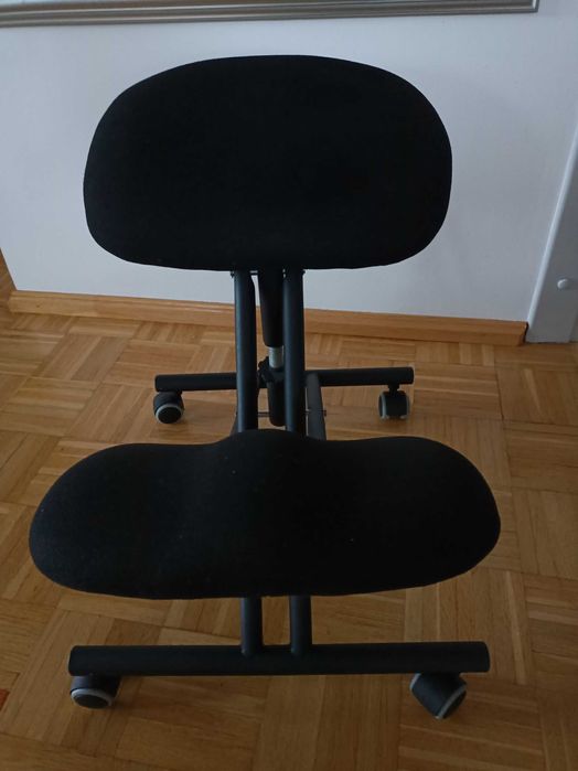 Klękosiad do biurka firmy Paged