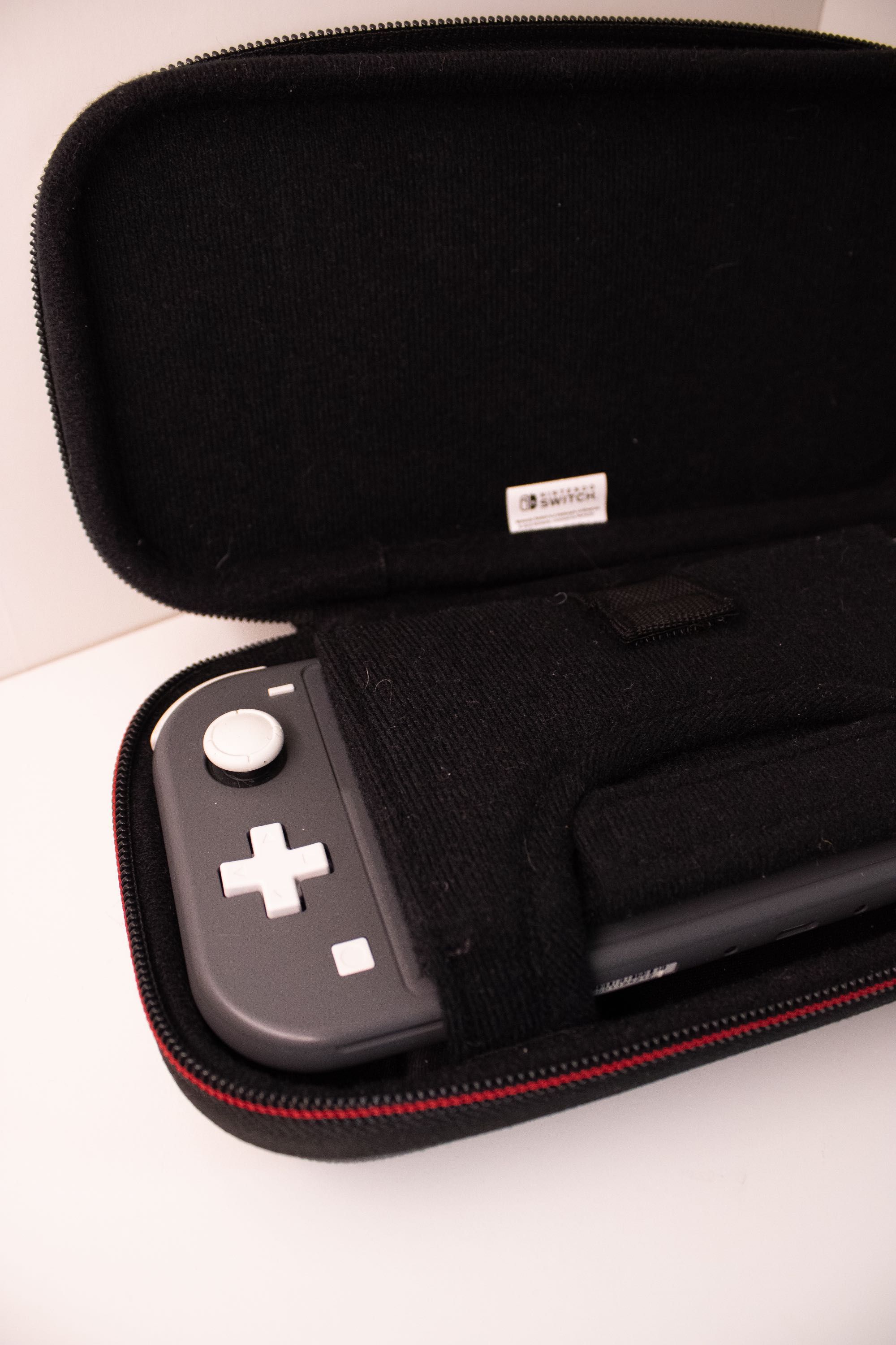 Nintendo switch lite w zestawie z etui i pojemnikiem na karty