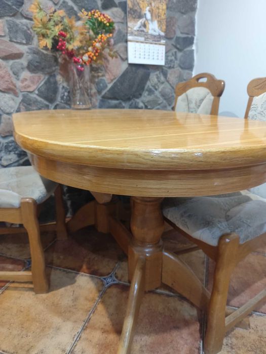 stół z trzema krzesłami