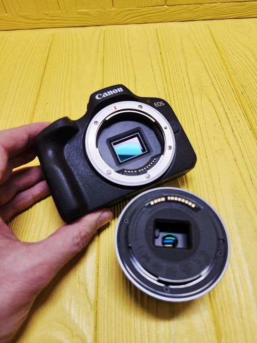 Фотоапарат CANON EOS R100 + RF-S 18-45 IS STM Black