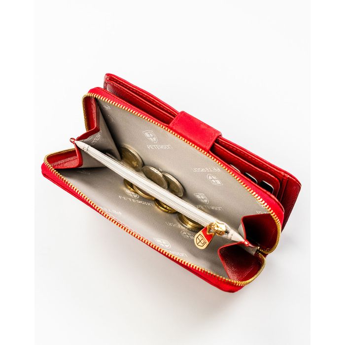 czerwony portfel w orientacji pionowej wykonany ze skóry naturalnej