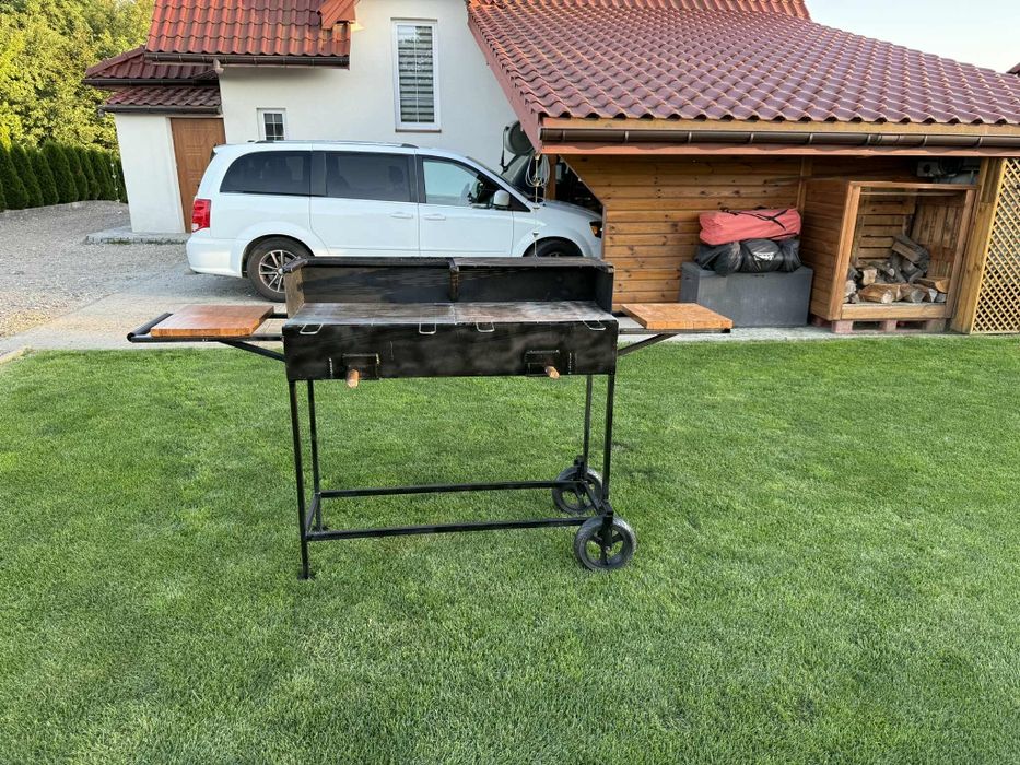 Duży grill mobilny,solidny.