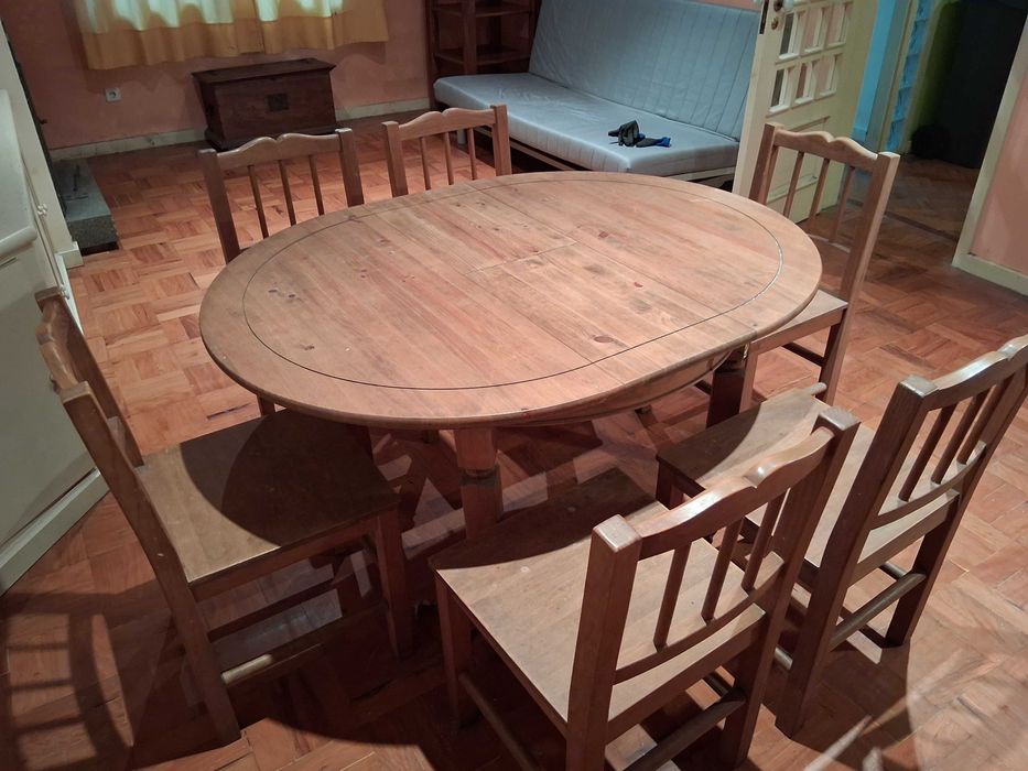 Mesa de sala de jantar com cadeiras