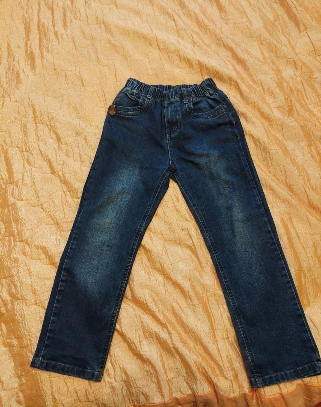 Продам джинсы для мальчика на рост 134