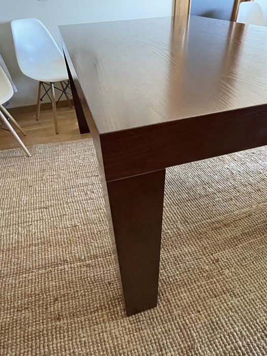 Mesa de jantar em madeira