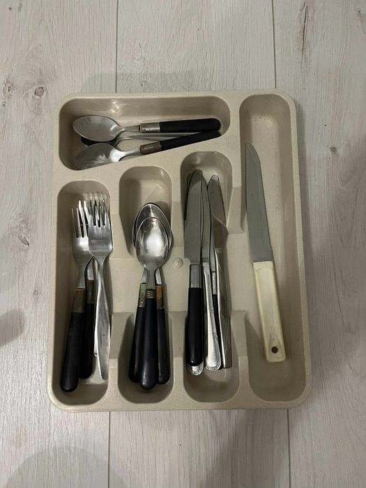 Zestaw garnków, patelnia i sztućce – komplet do kuchni