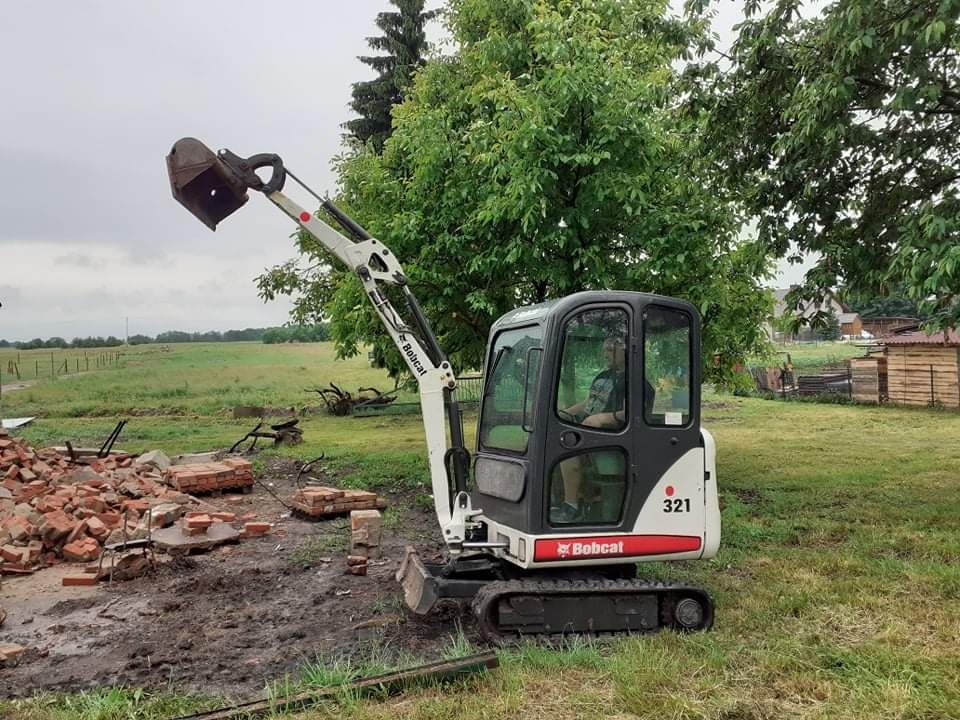 Oferuje usługi minikoparką oraz pomoc drogową