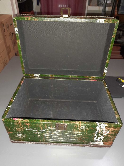 Baú ou caixa madeira e tela envelhecida Nova York retro. Usada c/ nova