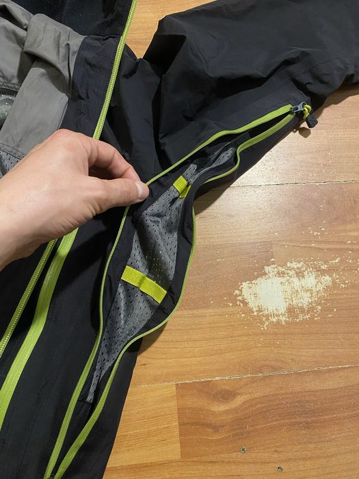 (L) HAGLOFS Черная курточка на мембране весенняя осенняя tnf gore tex