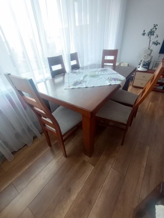 Stół drewniany, solidny, rozkładany, 6 krzeseł.
