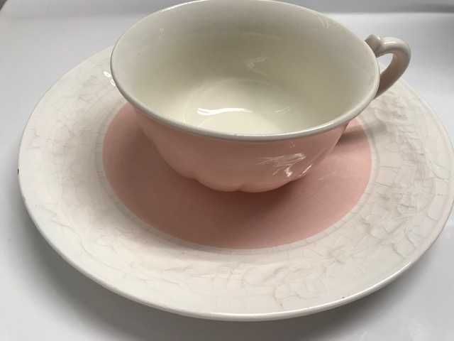 Różowo-biała zabytkowa porcelanowa filiżanka