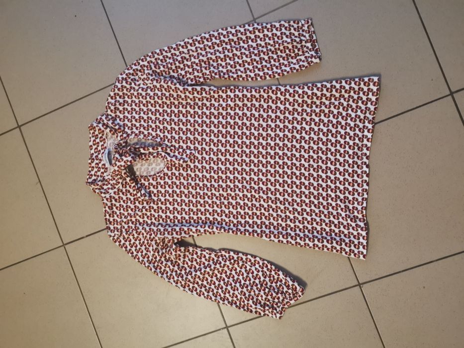 Wzorzysta bluzka z rękawem 3/4 wiązana pod szyją ze stójką r M 38