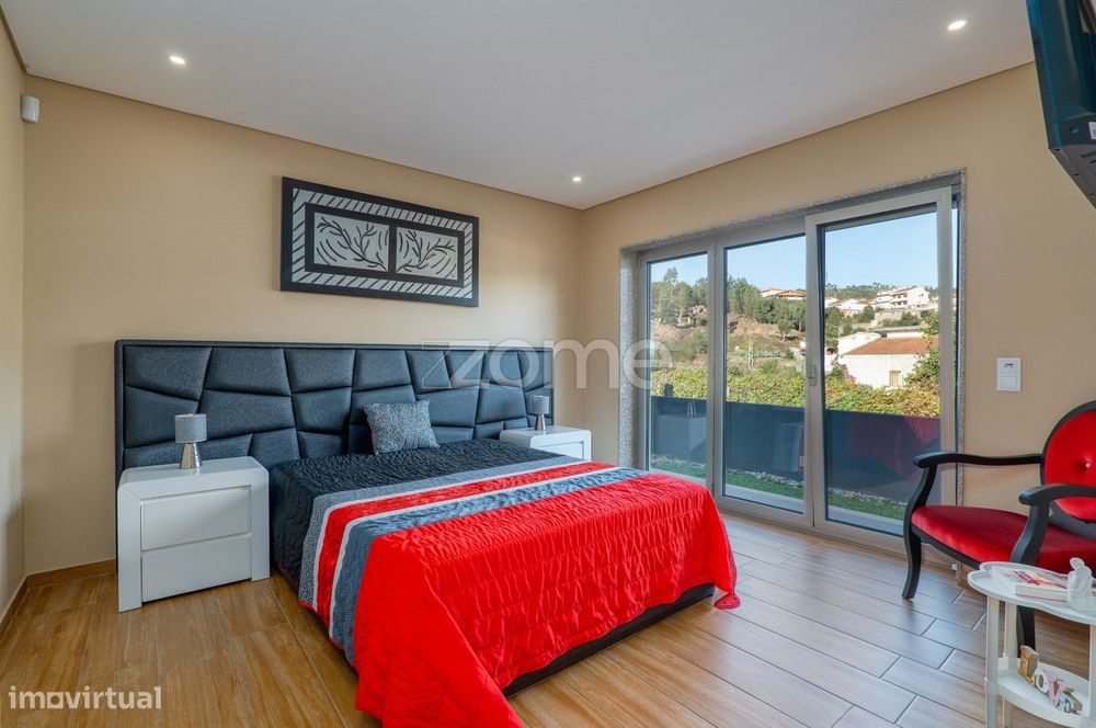 Moradia térrea T4 em S. Pedro da Cova com piscina