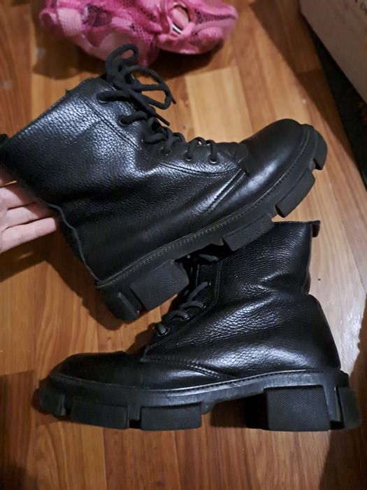 Віддам взуття 35 36 розмір ботинки зима ботинки осінь кросівки