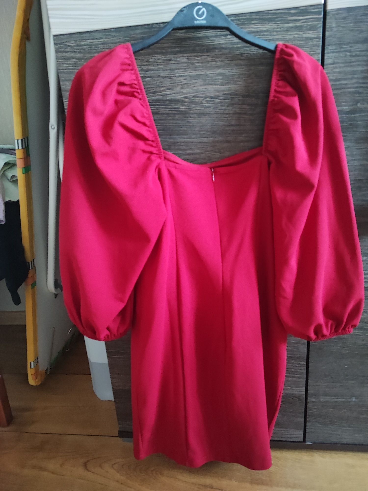 Nowa z metką czerwona elegancka sukienka mohito S 36