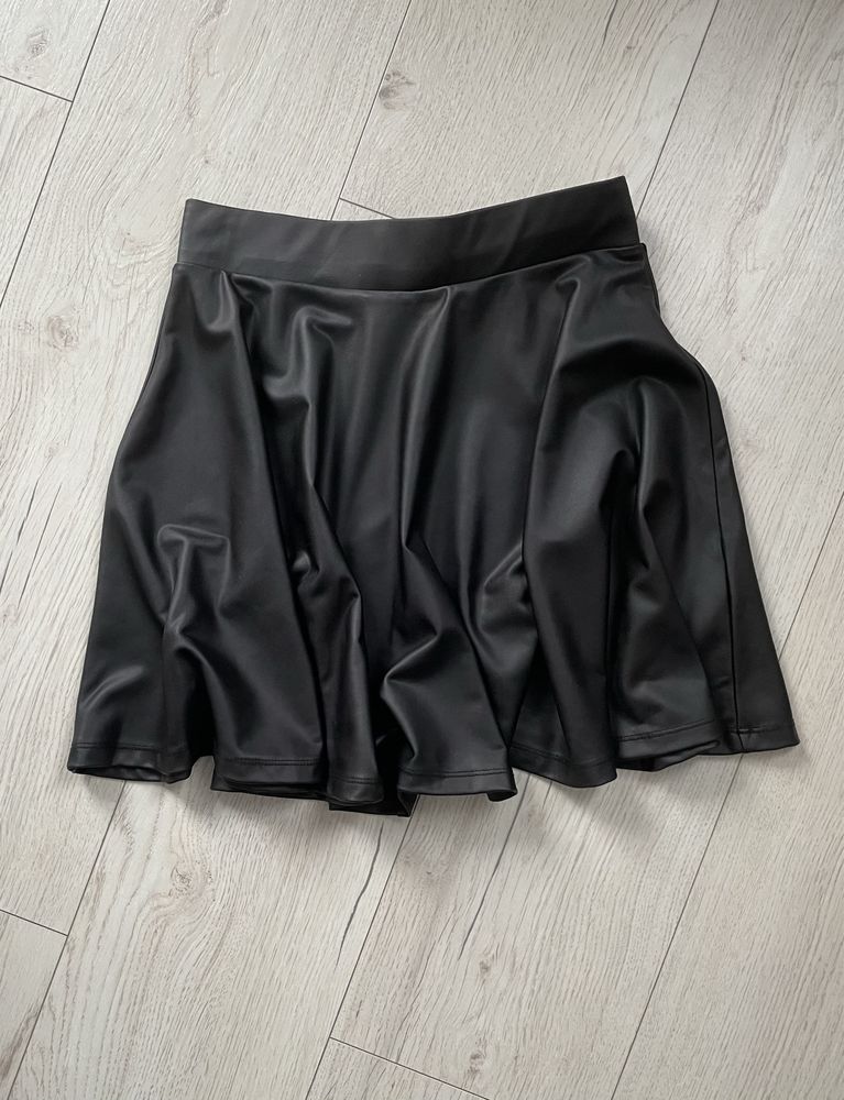 Czarna krótka rozkloszowana mini spódnica cienka eko skóra na gumieS/M