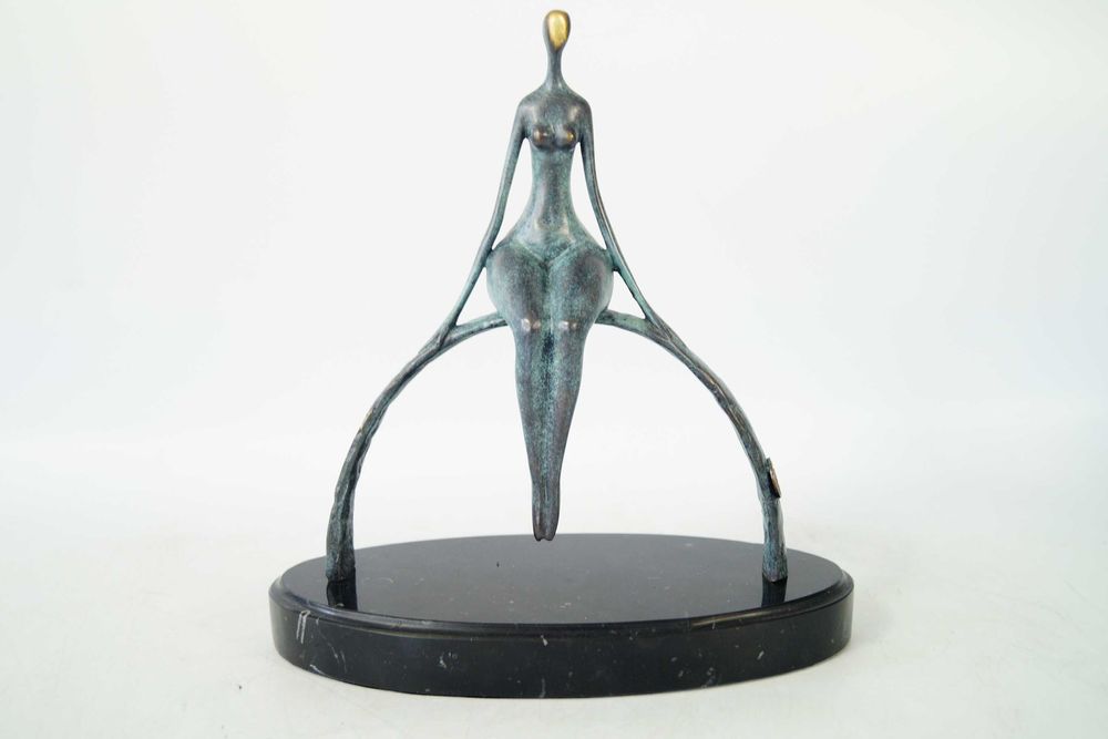 Figura z brązu rzeźba Nowoczesna siedzaca kobieta Abstrakcja