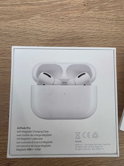 Продам AirPods Pro, правий навушник і кейс, оригінальні.