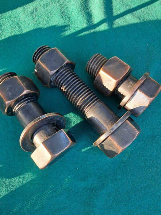 Parafusos grandes em cobre