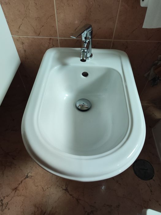 Bidé com  Torneira e válvula incluida
