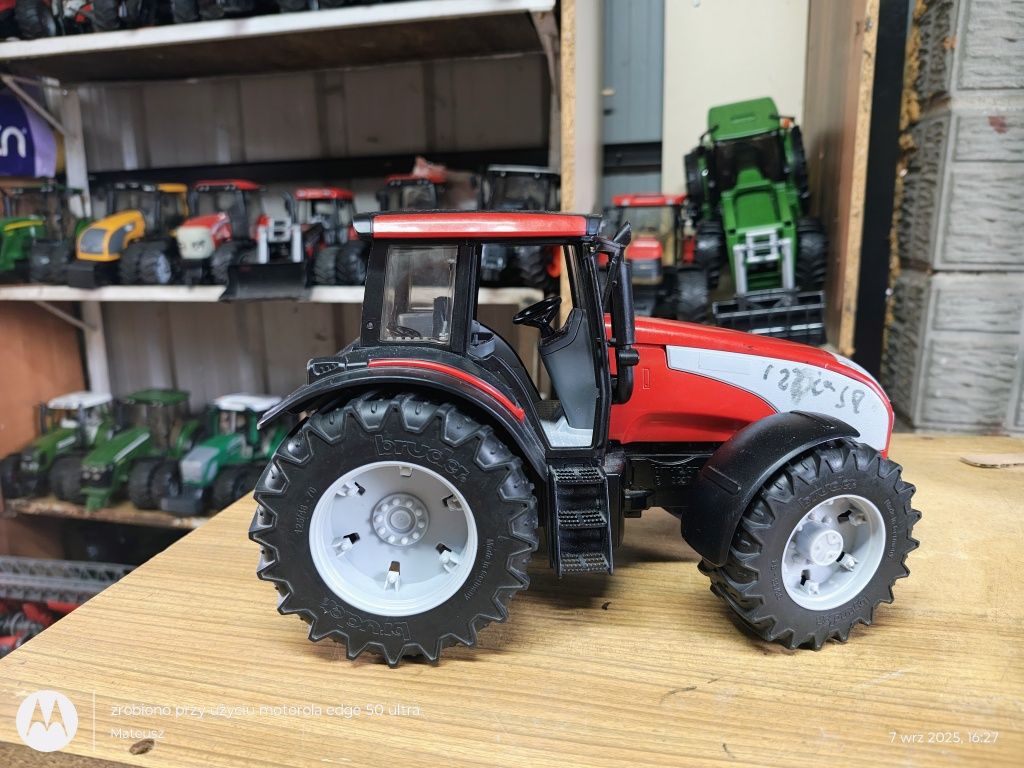 Bruder traktor valtra