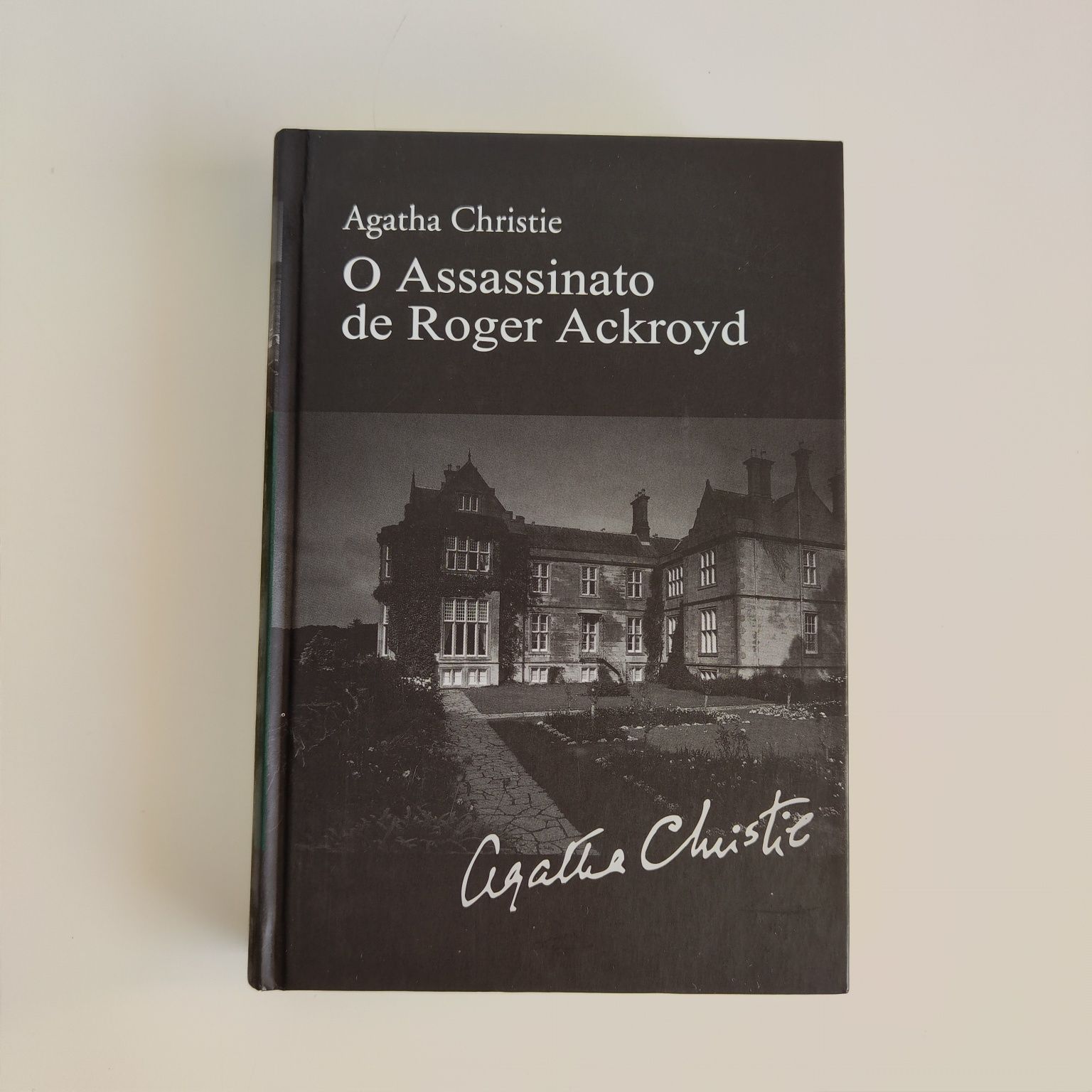 Livro "O Assassinato de Roger Ackroyd"