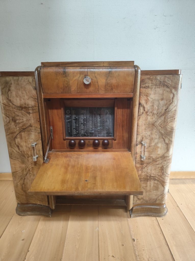 Móvel antigo com radio e gira discos