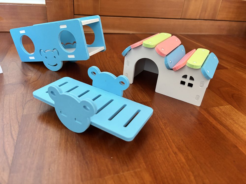 4 Brinquedos para hamster com casa incluida