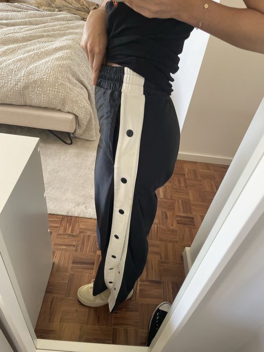 Calças Nike pretas com botões