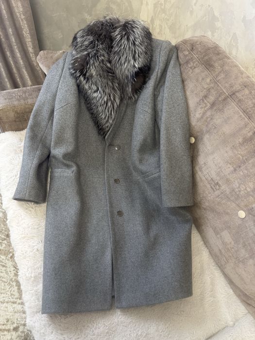 Жіноче зимове пальто сірого кольору з чорнобуркою