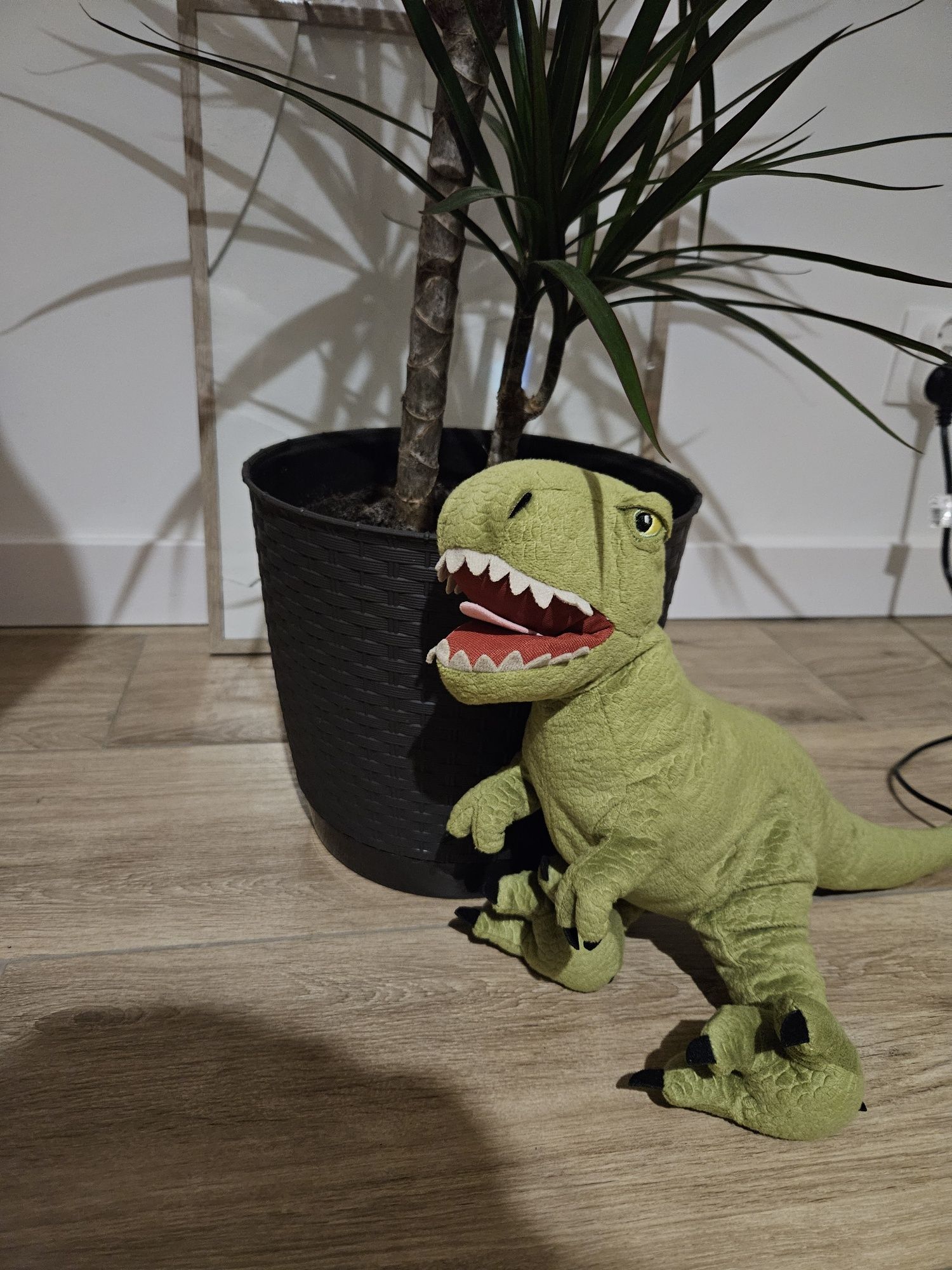 Pluszowy dinozaur rex