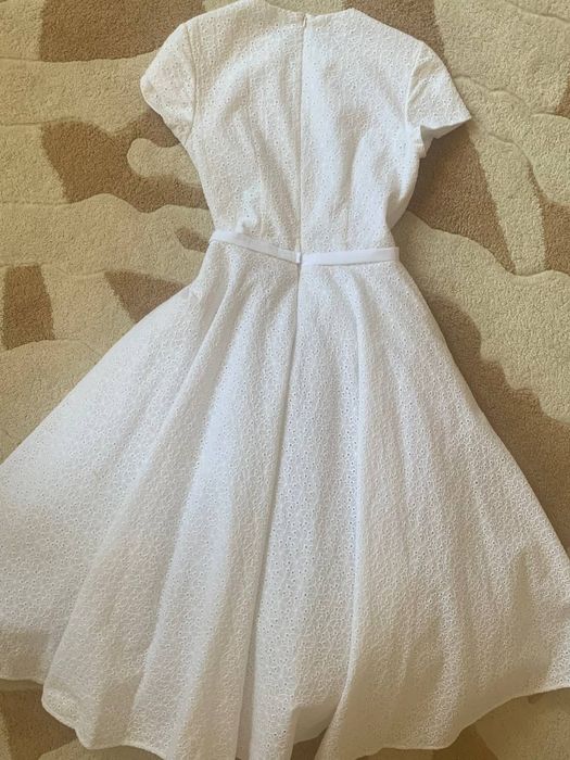 Пишна біла сукня