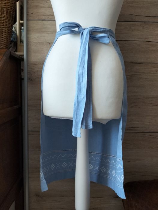 Haftowany, niebieski fartuszek z kieszonką : 51/65 x 63cm