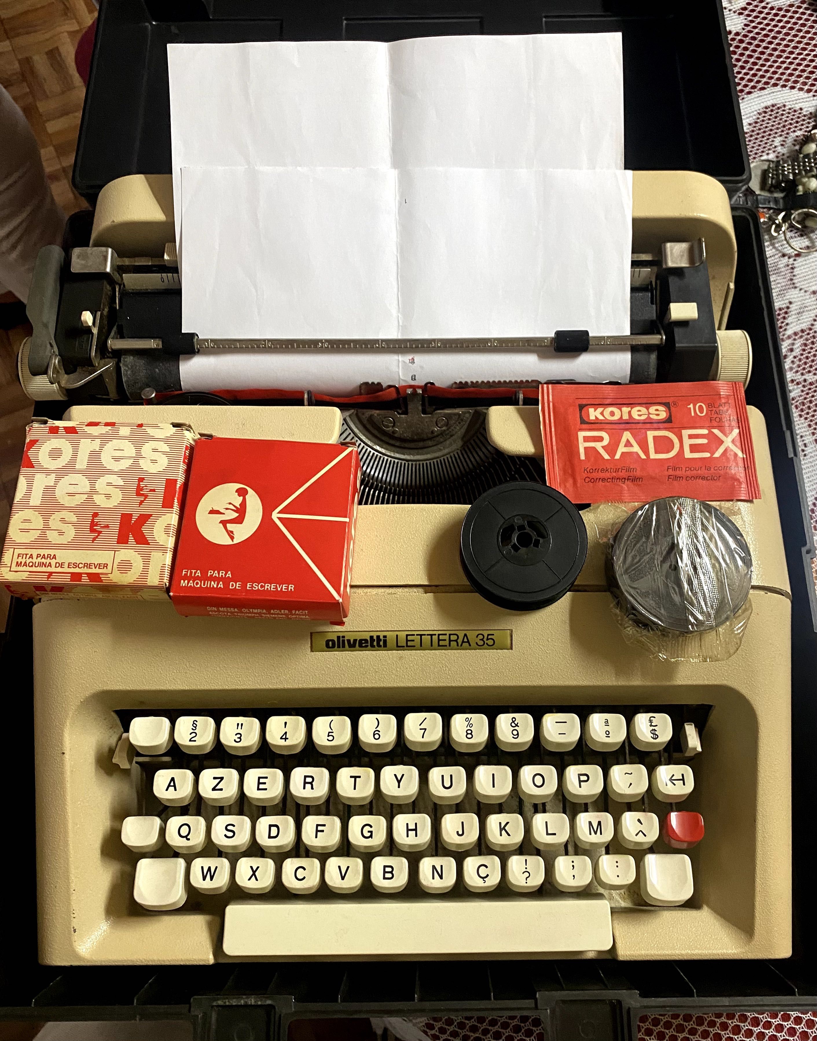 Máquina de escrever - Olivetti Lettera 35 - completamente funcional