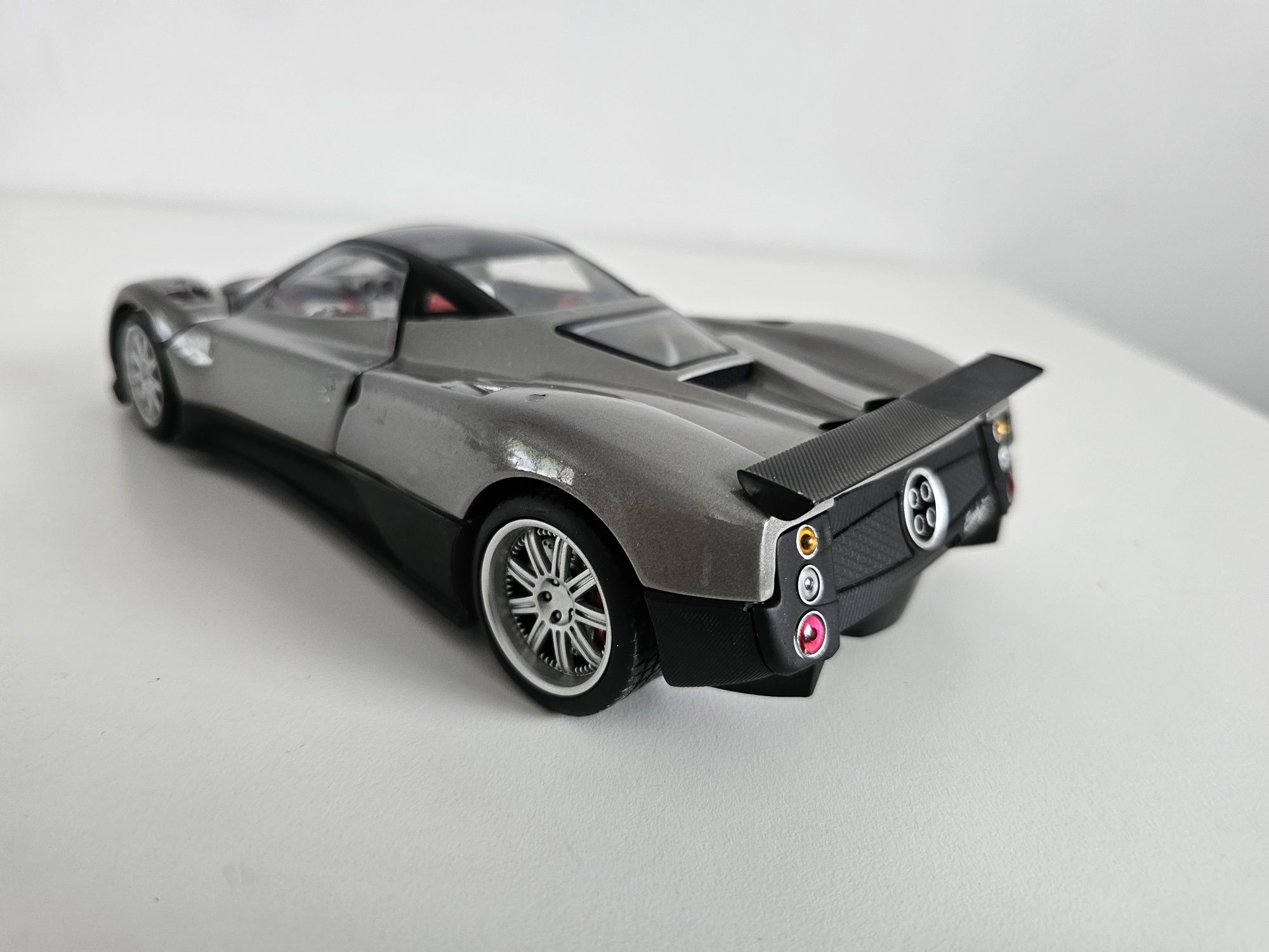Pagani Zonda F-2005 silver Almost Real 1:18