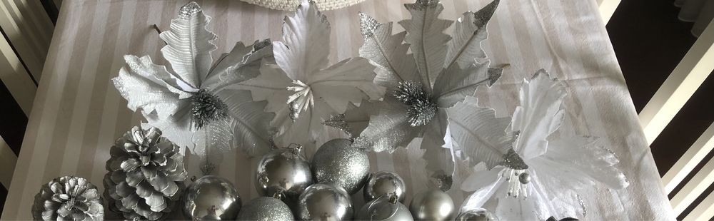 Bolas para arvore de natal prateadas e enfeites