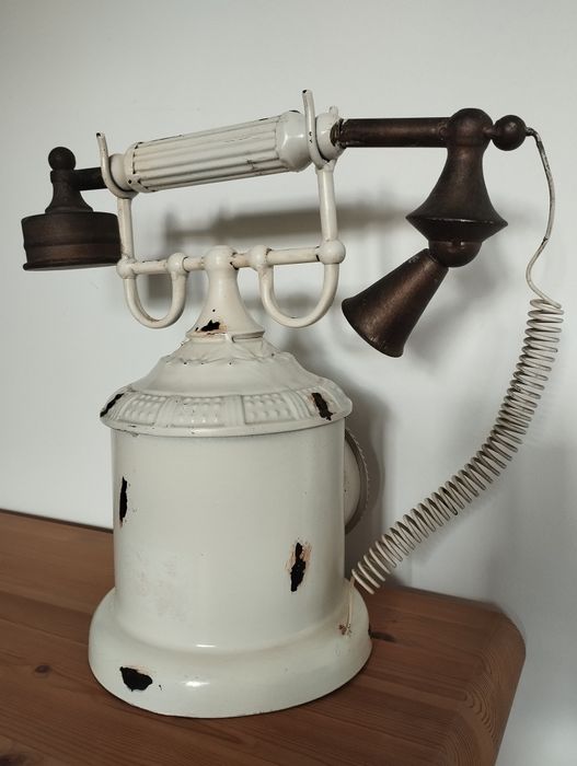 Zegar w formie starego telefonu