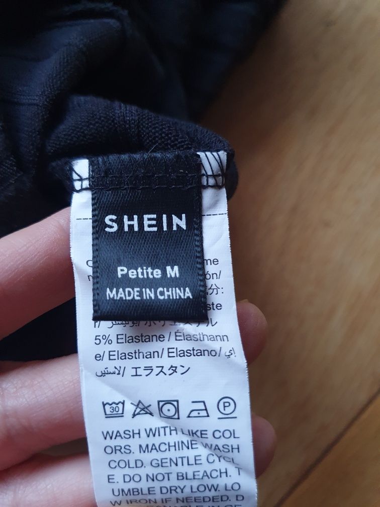 Krótka czarna sukienka w prążek miękka elastyczna dopasowana Shein M
