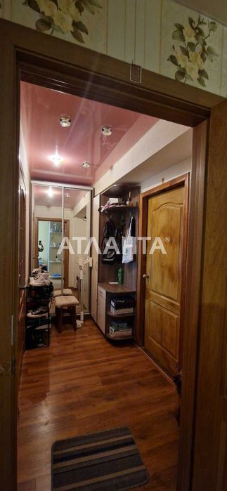 Просторная комната с ремонтом. Кухня  и санузел на двоих