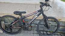 Bicicleta preta e vermelha em bom estado
