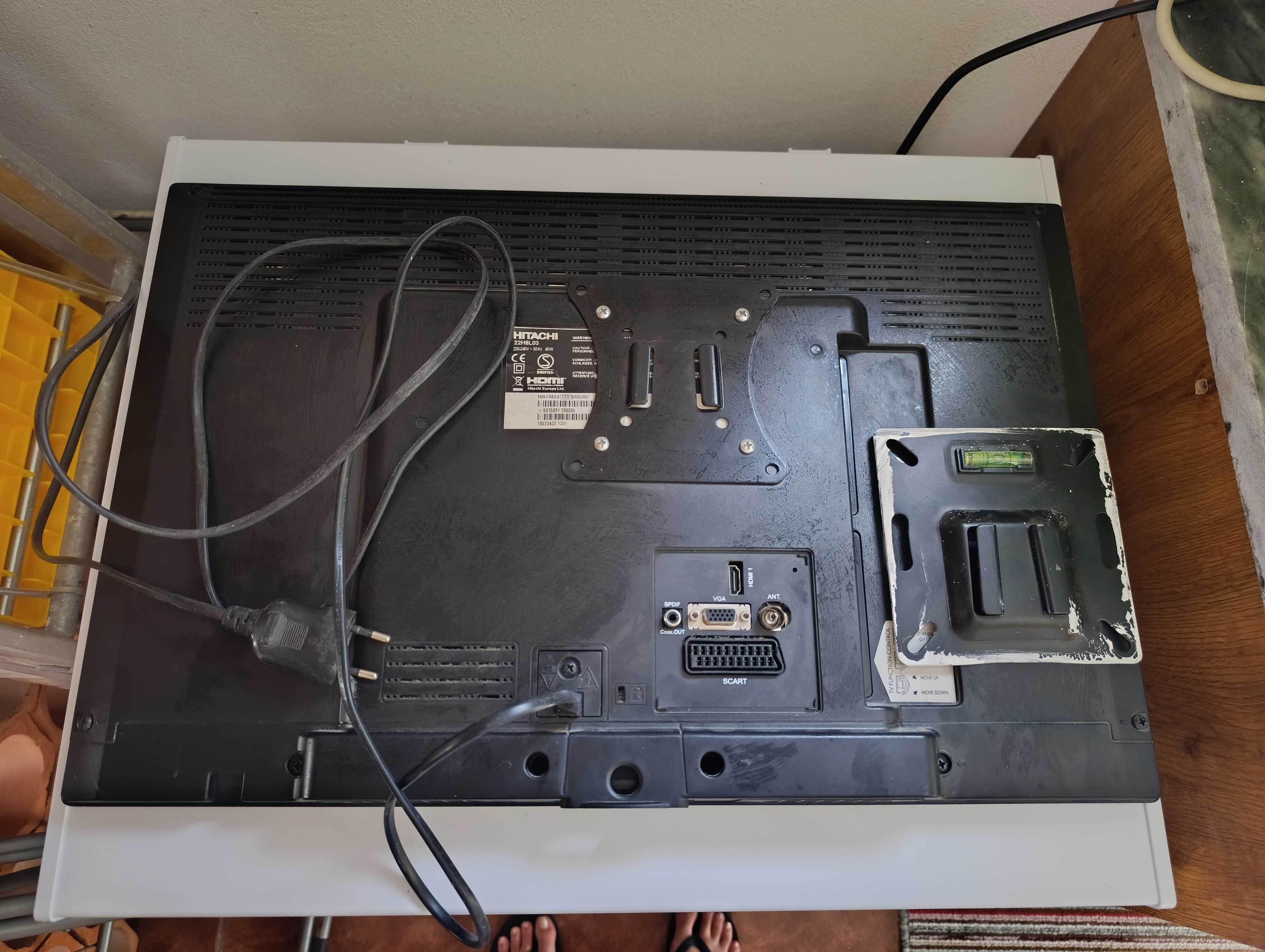 Vendo televisão com suporte de parede