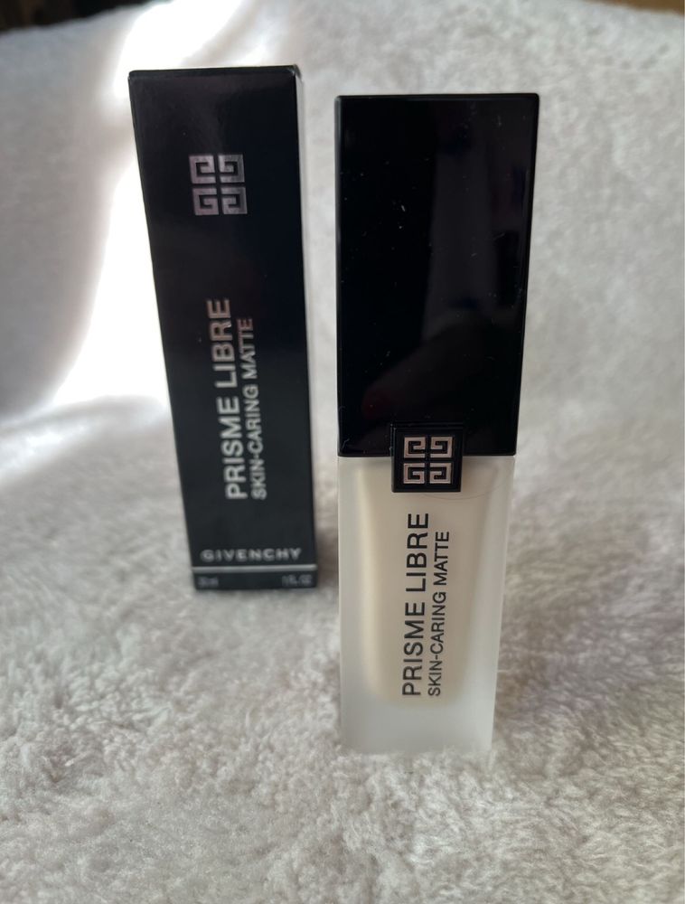 Матуюча тональна основа Prisme libre Givenchy