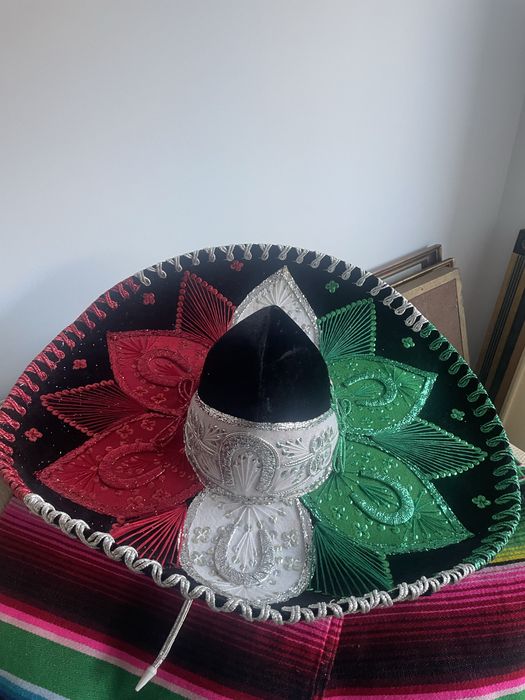 Chapéu e manta vindos do México, excelente para decoração de espqço.