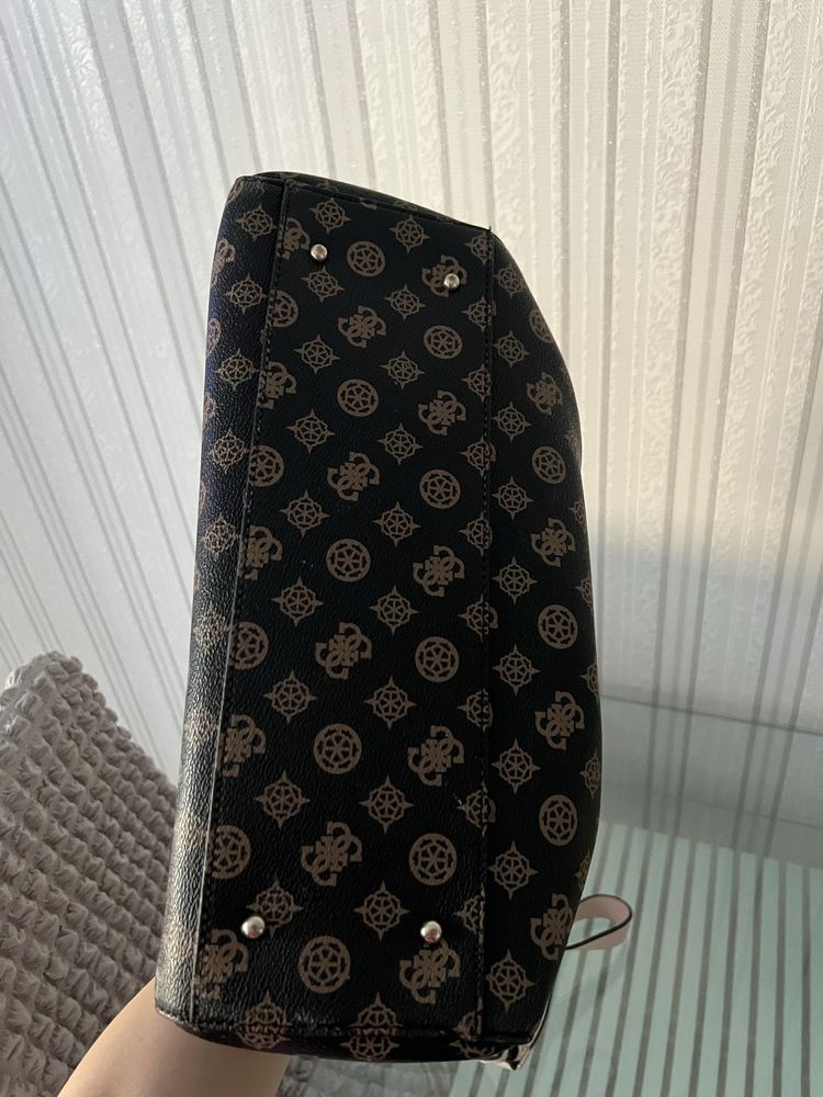 Сумка Guess.