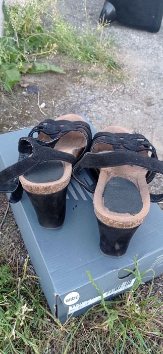 Sandały na koturnie 40