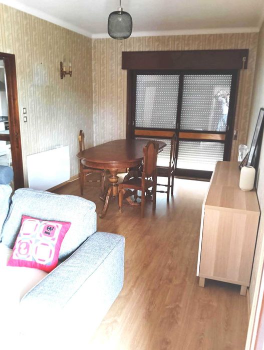 Moradia T8 com jardim e apartamento independente em Canelas