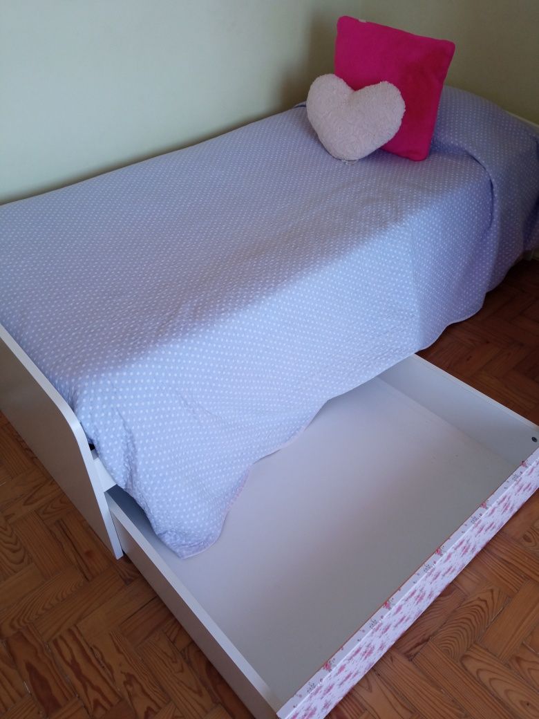 Quarto infantil c/ 2 camas e armário